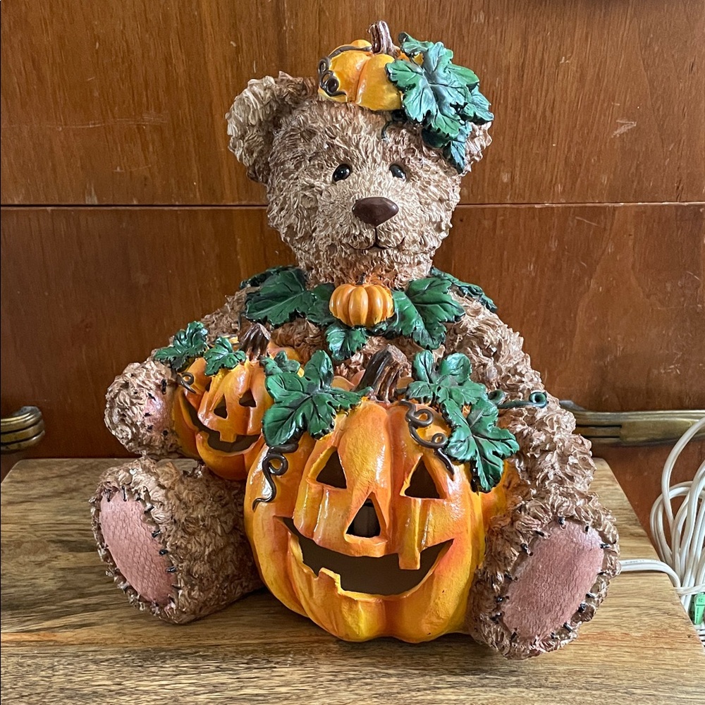 🧡Halloween Light-up table top Resin Bear 10” tall.